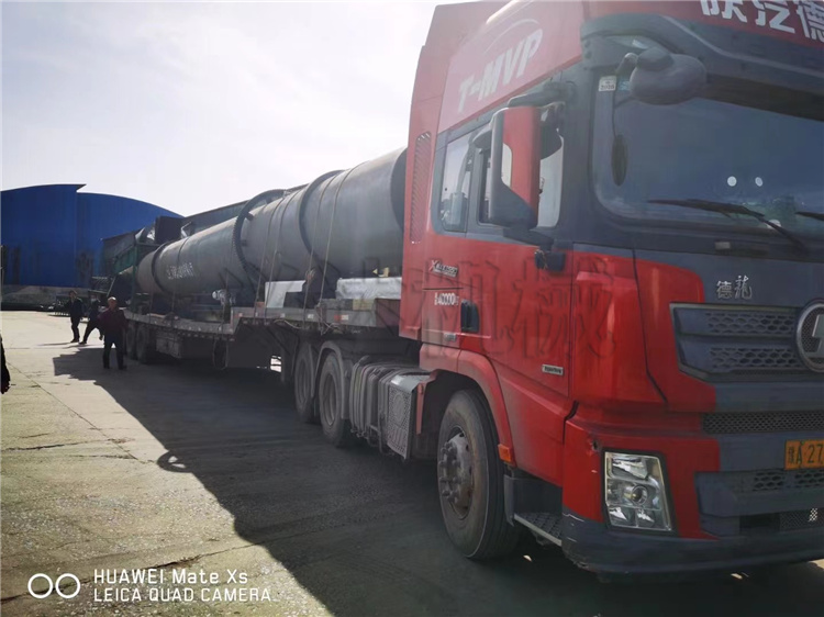 許昌鄢陵客戶年產(chǎn)1萬噸免烘干有機肥擠壓顆粒生產(chǎn)線發(fā)貨現(xiàn)場