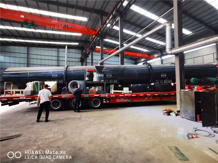 寧夏年產(chǎn)3萬(wàn)噸顆粒有機(jī)肥生產(chǎn)線(xiàn)第一車(chē)1.8米烘干機(jī)發(fā)貨現(xiàn)場(chǎng)