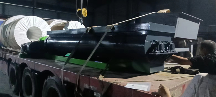 有機(jī)雙軸攪拌機(jī)發(fā)貨現(xiàn)場