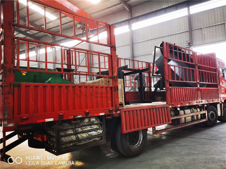 安徽5萬(wàn)噸顆粒有機(jī)肥生產(chǎn)線最后一車發(fā)貨現(xiàn)場(chǎng)