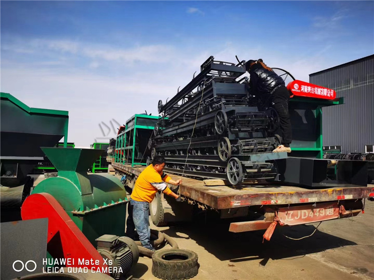 許昌鄢陵客戶年產(chǎn)1萬噸免烘干有機肥擠壓顆粒生產(chǎn)線發(fā)貨現(xiàn)場