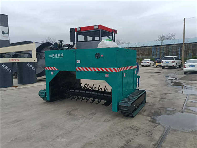 有機(jī)肥履帶翻拋機(jī)是一款地面式發(fā)酵設(shè)備牛羊糞便處理好手