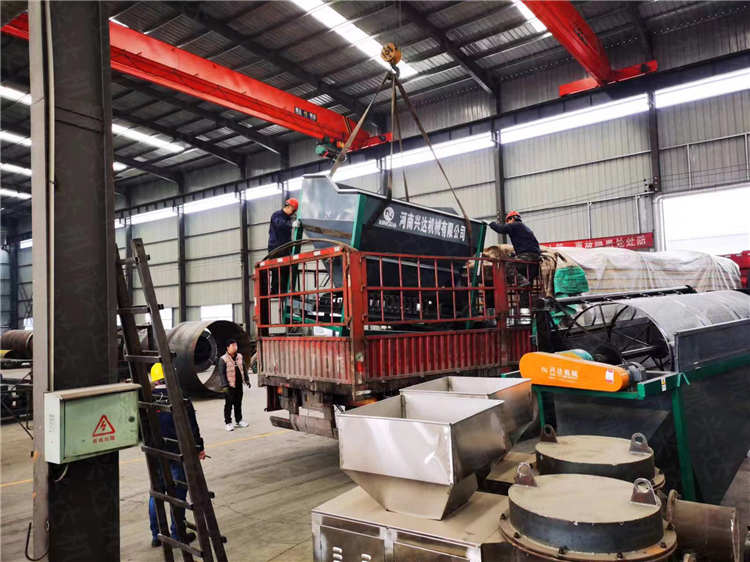 鳥(niǎo)糞有機(jī)肥年產(chǎn)1萬(wàn)噸粉狀生產(chǎn)線鏟車(chē)料倉(cāng)發(fā)貨